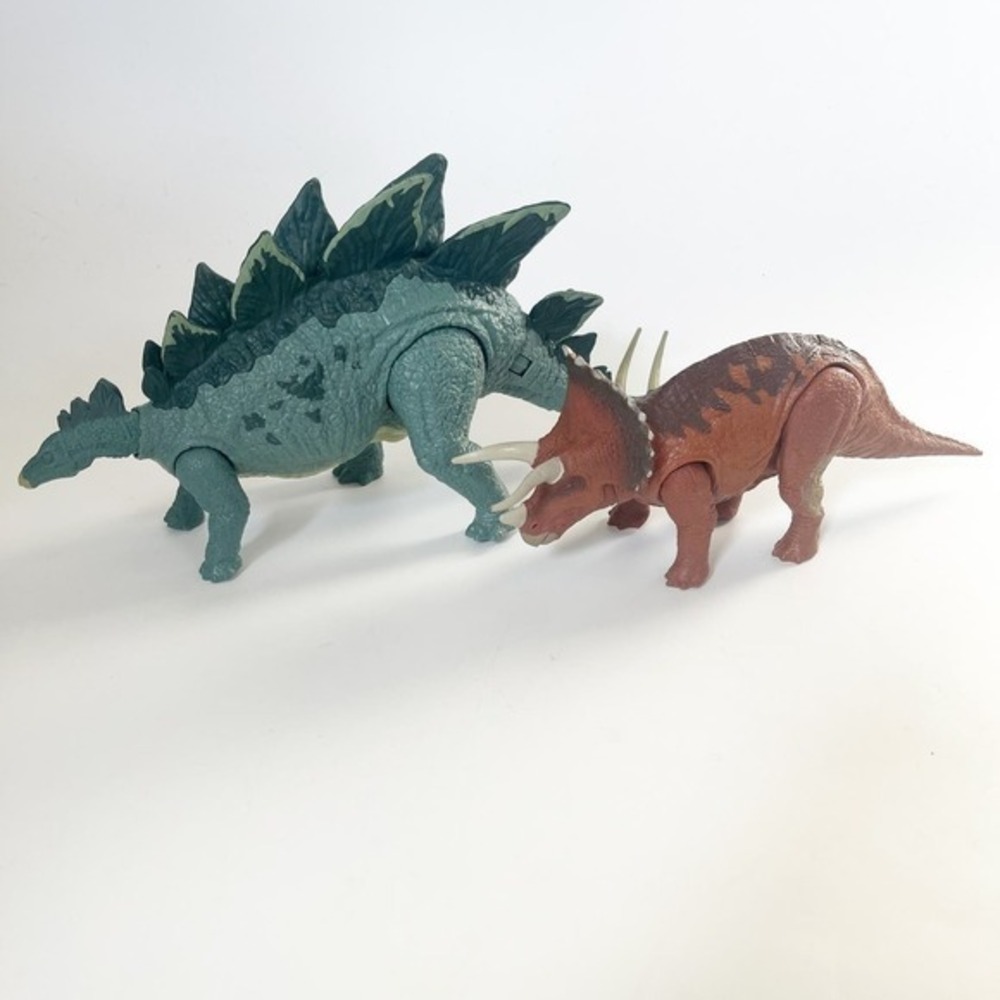 Lot of 2 Jurassic Park Dinosaurs Stegosaurus and‎ Triceratops Action Attack